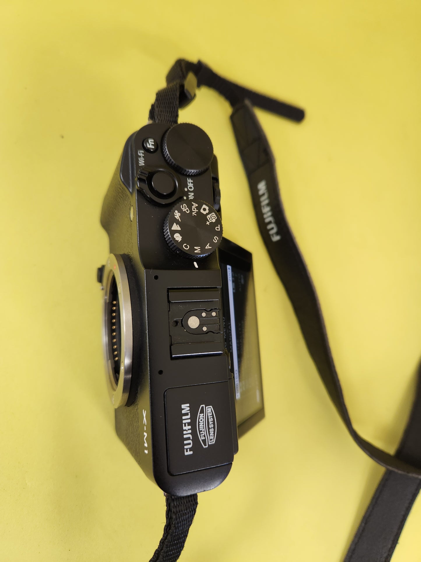 Fujifilm x-M1 body only with original Fujifilm battery